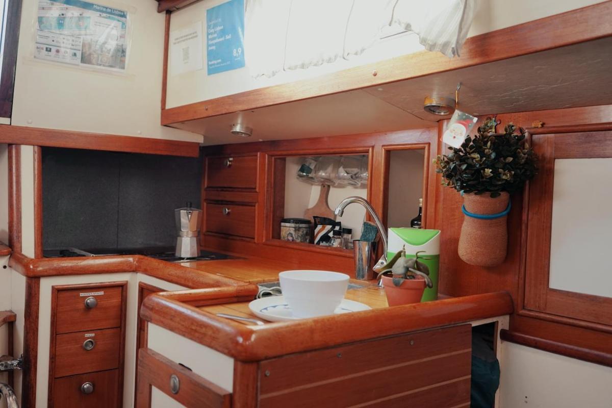 Cozy Lisbon Marina Sleepaboard - Sail Away Hotel Luaran gambar