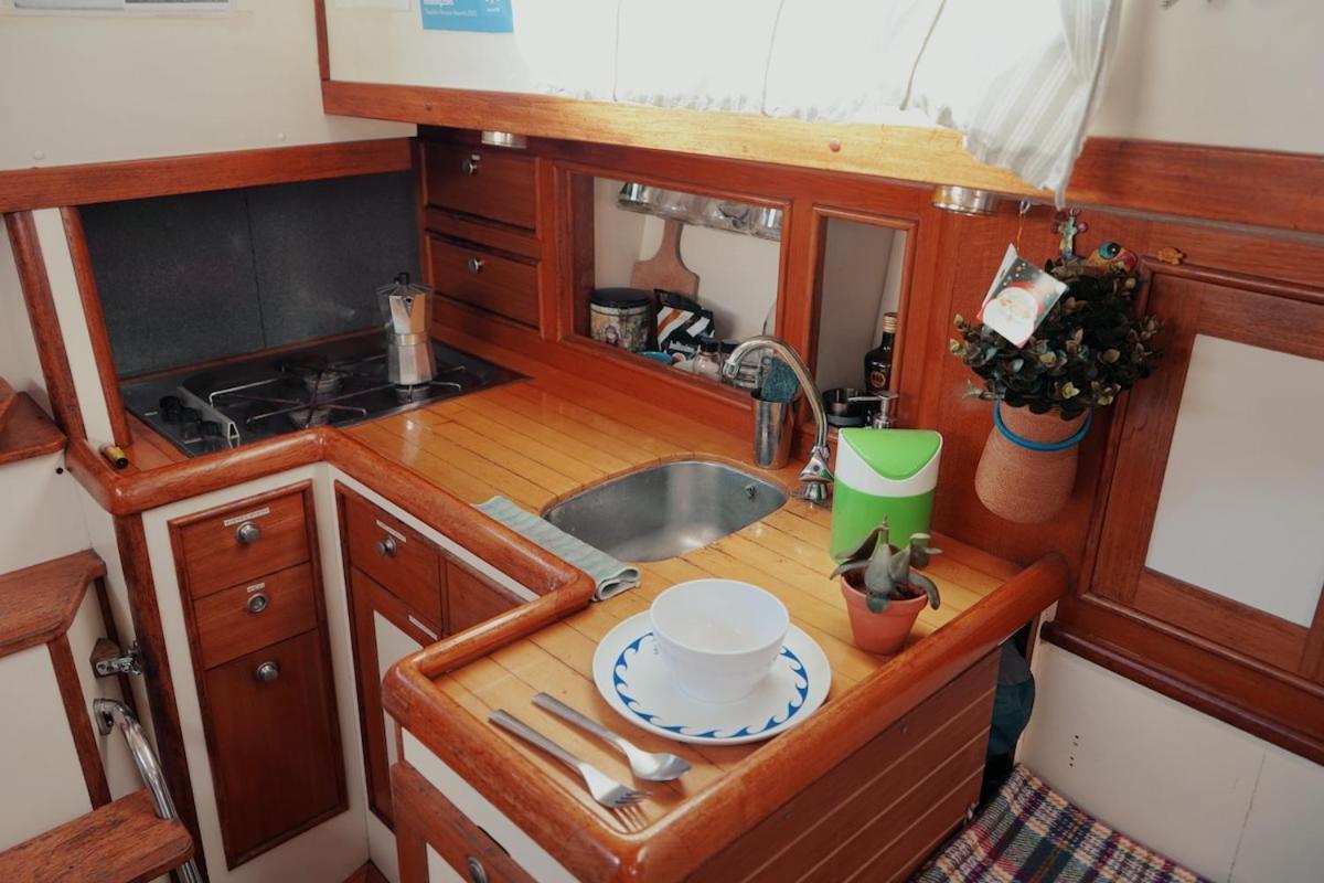 Cozy Lisbon Marina Sleepaboard - Sail Away Hotel Luaran gambar